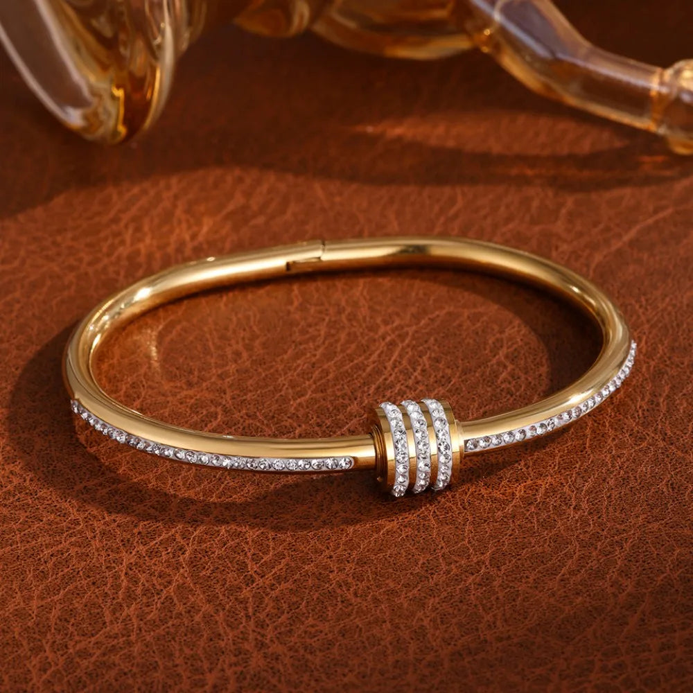 Elegant Four-Leaf Clover Bracelet